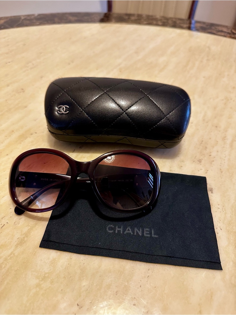Auth CHANEL Unique Burgundy CC Turn Lock Look Sunglasses